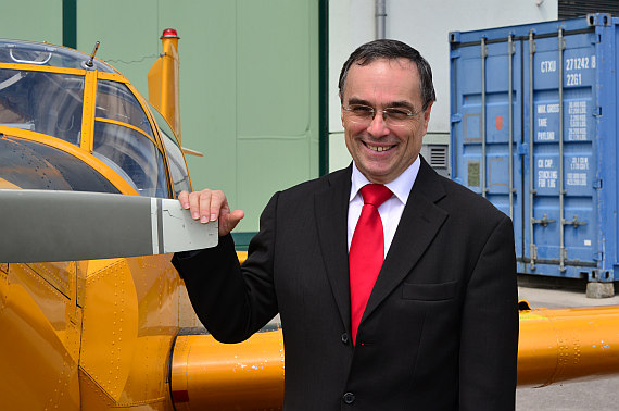 Direktor Franz Koller vor einer Saab Safir Direktor Franz Koller vor einer Saab Safir