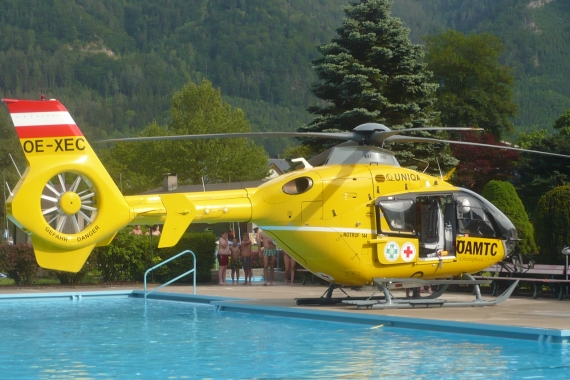 Der Hubschrauber kann auf geringen Flächen starten und landen. Der Hubschrauber kann auf geringen Flächen starten und landen.
