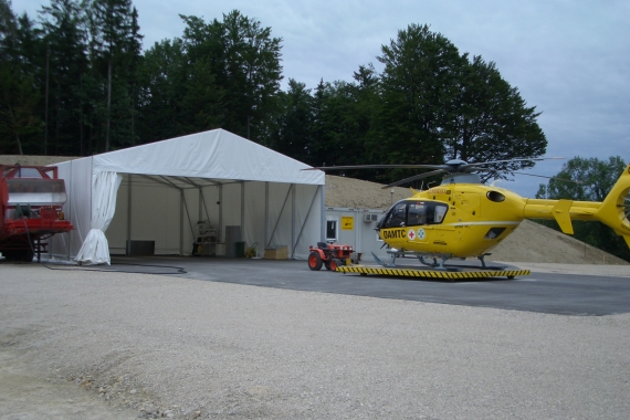 Ein Zelt diente als provisorischer Hangar.