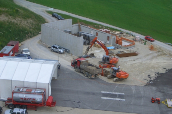 Der Bau des Hangars beginnt ...