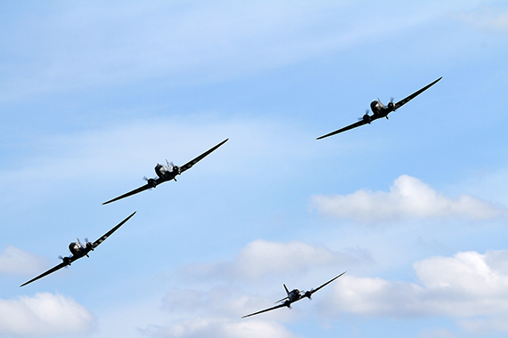 Vier C-47in Formation - eine beeindrucke Vorführung Vier C-47in Formation - eine beeindrucke Vorführung