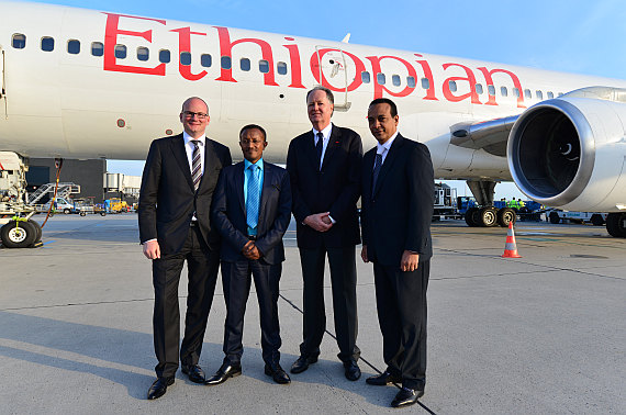 Julian Jäger (links) und Jaan Albrecht (zweiter von rechts) heißen die Vertreter von Ethiopian Airlines willkommen