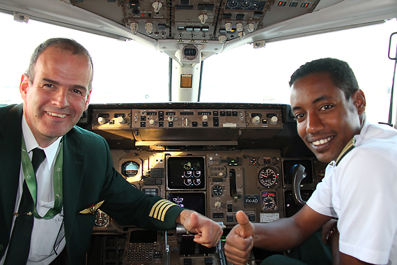 Ethiopian Airlines Boeing 757-200 ET-AMT ERstlandung Piloten thumbs up im Cockpit RR Ethiopian Airlines Boeing 757-200 ET-AMT ERstlandung Piloten thumbs up im Cockpit RR