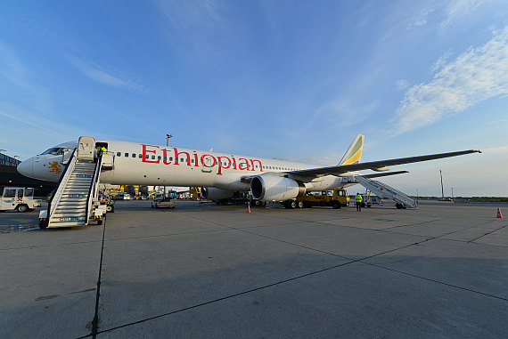 Ethiopian Airlines Boeing 757-200 ET-AMT Erstlandung Flughafen Wien Celebi Treppe Foto PA Austrian Wings Media Crew