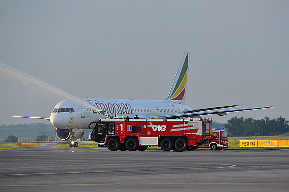 Ethiopian Airlines Boeing 757 Water salute Flughafenfeuerwehr Foto PA Austrian Wings Media Crew