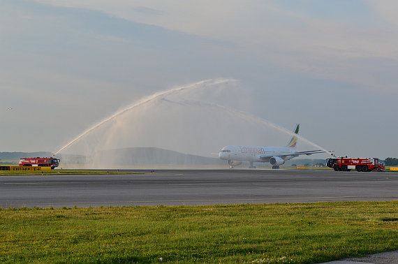 Ethiopian Airlines Boeing 757 Water salute Flughafenfeuerwehr_1 Foto PA Austrian Wings Media Crew