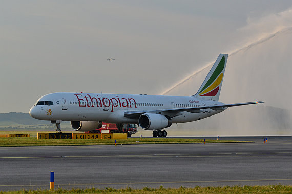 Ethiopian Airlines Boeing 757 Water salute Flughafenfeuerwehr_3 Foto PA Austrian Wings Media Crew
