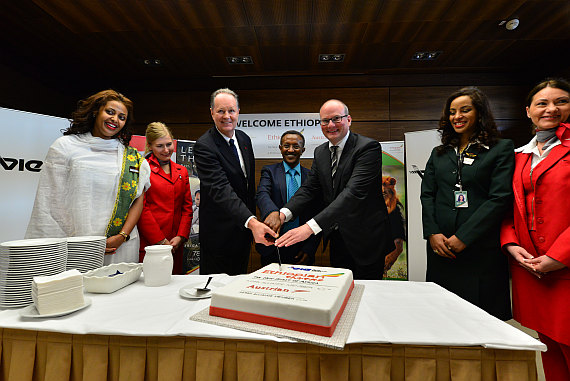 Ethiopian Airlines Erstlandung Tortenanschnitt Foto PA Austrian Wings Media Crew Ethiopian Airlines Erstlandung Tortenanschnitt Foto PA Austrian Wings Media Crew