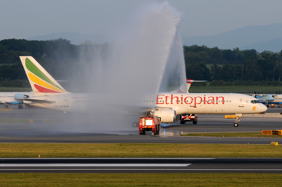 Ethiopian Airlines Boeing 757-200 Erstlandung Wien - Water Salute - Foto: Austrian Wings Media Crew Ethiopian Airlines Boeing 757-200 Erstlandung Wien - Water Salute - Foto: Austrian Wings Media Crew