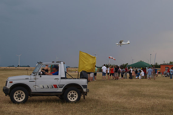 Flugplatzfest Spitzerberg 2014 Menschen Besucher Gäste Foto Beate Falkensteiner