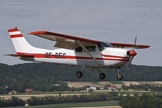 Cessna 210 im Landeanflug - Foto: Florian Bartonek