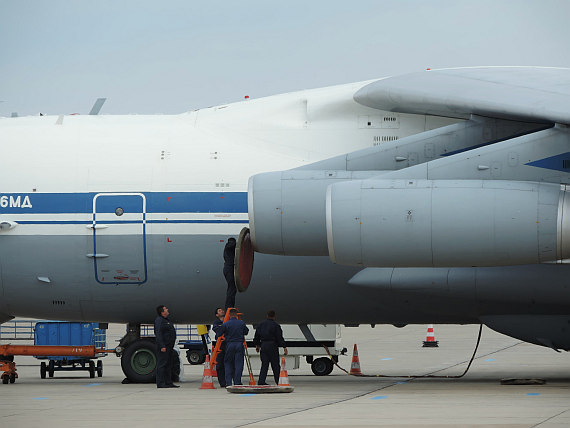 Techniker kümmern sich um die Triebwerke des vierstrahligen Riesen - Foto: Matthias Laposa Techniker kümmern sich um die Triebwerke des vierstrahligen Riesen - Foto: Matthias Laposa