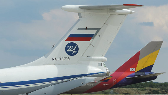 Giganten der Lüfte nebeneinander: Vorne die IL-76, hinten eine Boeing 747-400 - Foto: Matthias Laposa