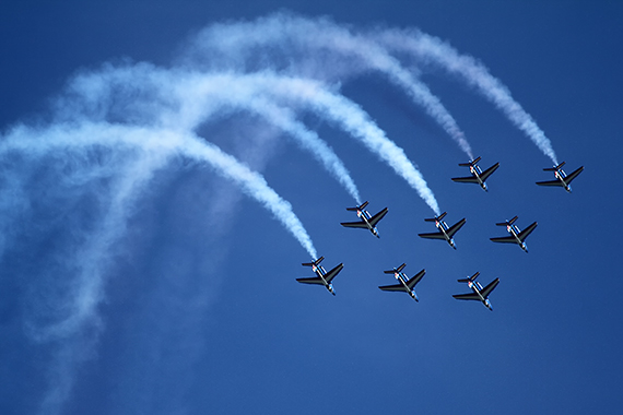 ... und erinnerte dabei an die frei-französischen Piloten, die in der RAF dienten ... und erinnerte dabei an die frei-französischen Piloten, die in der RAF dienten