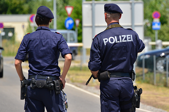 Schwer bewaffnete Polizisten auf dem Flughafen Wien.