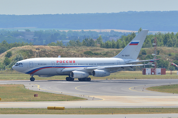 Rossiya IL-96 RA-96017 rollt Foto PA Austrian Wings Media Crew