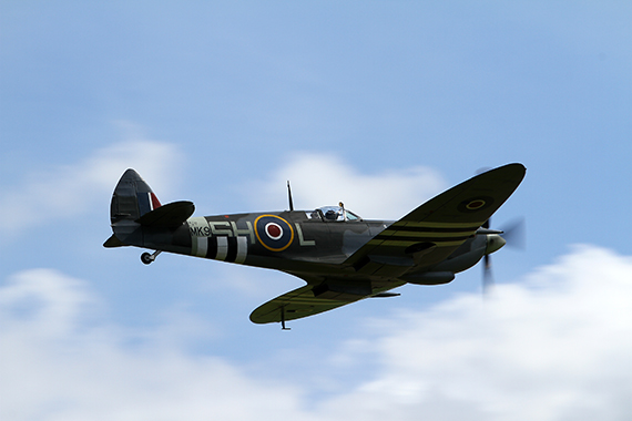 ... und ihre berühmte Kontrahentin auf englischer Seite - Die Spitfire IX ... und ihre berühmte Kontrahentin auf englischer Seite - Die Spitfire IX