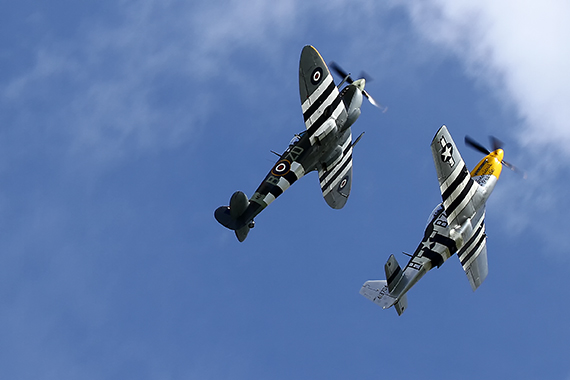 Die "Spit" und die "Mustang" der Old Flying Machine Company bei ihrem Formationsdisplay Die "Spit" und die "Mustang" der Old Flying Machine Company bei ihrem Formationsdisplay