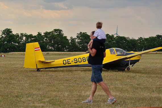 Schon die kleinsten Besucher waren von den Flugzeugen fasziniert ...