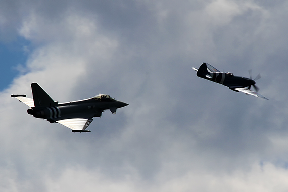 ...zunächst in Formation mit der Spitfire PR XIX