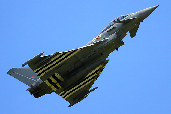 ... und danach im Rahmen des RAF Eurofighter Display 2014 allein ...