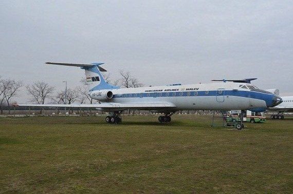 Eine TU-134 in ihrer klassischen Ausführung, zwar schon mit spitzem Dorn am Höhenleitwerk, aber noch der kurze Rumpf und Triebwerke ohne Schubumkehr. Diese Maschine ist im Budapester Luftfahrtmuseum ausgestellt, sie ist Baujahr 1969 und die 37. Serienm