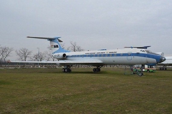 Eine TU-134 in ihrer klassischen Ausführung, zwar schon mit spitzem Dorn am Höhenleitwerk, aber noch der kurze Rumpf und Triebwerke ohne Schubumkehr. Diese Maschine ist im Budapester Luftfahrtmuseum ausgestellt, sie ist Baujahr 1969 und die 37. Serienm Eine TU-134 in ihrer klassischen Ausführung, zwar schon mit spitzem Dorn am Höhenleitwerk, aber noch der kurze Rumpf und Triebwerke ohne Schubumkehr. Diese Maschine ist im Budapester Luftfahrtmuseum ausgestellt, sie ist Baujahr 1969 und die 37. Serienm