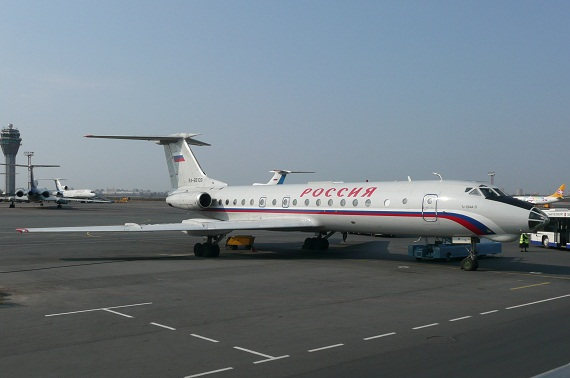 Eine TU-134A-3 der GTK Rossiya wartet in LED auf ihren nächsten Flug.