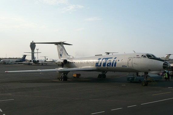 Eine TU-134A-3 auf der Rampe in Sankt Petersburg.
