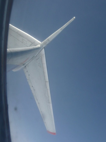 Blick auf das Höhenleitwerk der TU-134 während des Fluges, ein wahrlich einzigartiger Blickwinkel. Diese Aufnahme wurde von der Toilette aus gemacht. Blick auf das Höhenleitwerk der TU-134 während des Fluges, ein wahrlich einzigartiger Blickwinkel. Diese Aufnahme wurde von der Toilette aus gemacht.