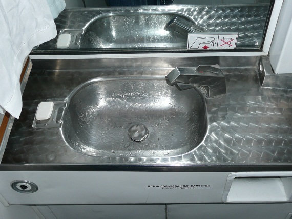 Gebaut für die Ewigkeit: das polierte Edelstahlwaschbecken der Toilette. Gebaut für die Ewigkeit: das polierte Edelstahlwaschbecken der Toilette.