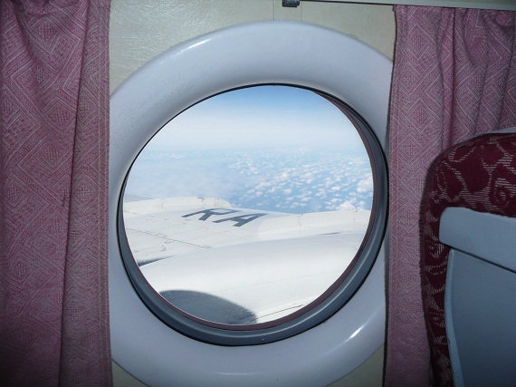 Das Fensterensemble einer TU-134A mit klassischer Kabineneinrichtung. Das Fensterensemble einer TU-134A mit klassischer Kabineneinrichtung.