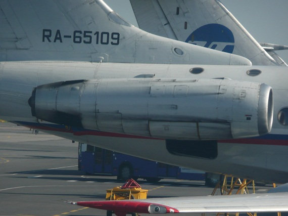 Im Vergleich dazu ein D-30 der TU-134A mit eingebauter Schubumkehr. Unterhalb des Triebwerks sieht man die Öffnung zum hinteren Gepäckabteil, darüber das Fenster der Garderobe.