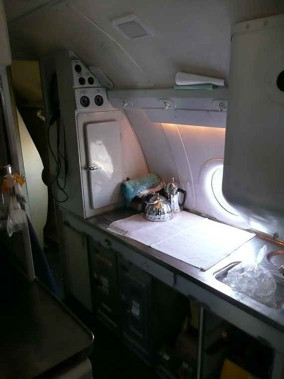 Der erste Blick auf der TU-134 fällt in die Küche. Die Kaffee- und Teekannen aus Edelstahl sind legendär. Der erste Blick auf der TU-134 fällt in die Küche. Die Kaffee- und Teekannen aus Edelstahl sind legendär.