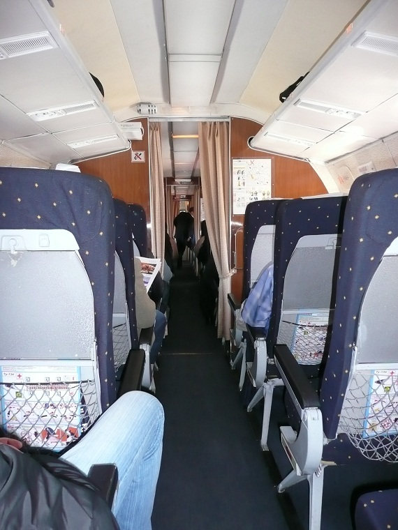 Die klassische Kabine der TU-143 mit vier (!) Kabinensektionen für circa 70 Passagiere.