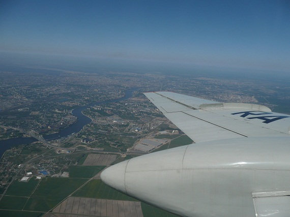 Die Neva und Sankt Petersburg ließ die TU-134 relativ schnell zurück am Weg nach Norden. Die Neva und Sankt Petersburg ließ die TU-134 relativ schnell zurück am Weg nach Norden.