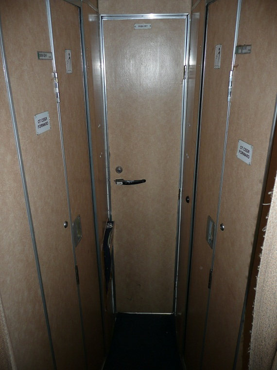 Der Blick nach hinten in der TU-134 zeigt links die Garderobe, rechts das WC und geradeaus das Gepäcksabteil.