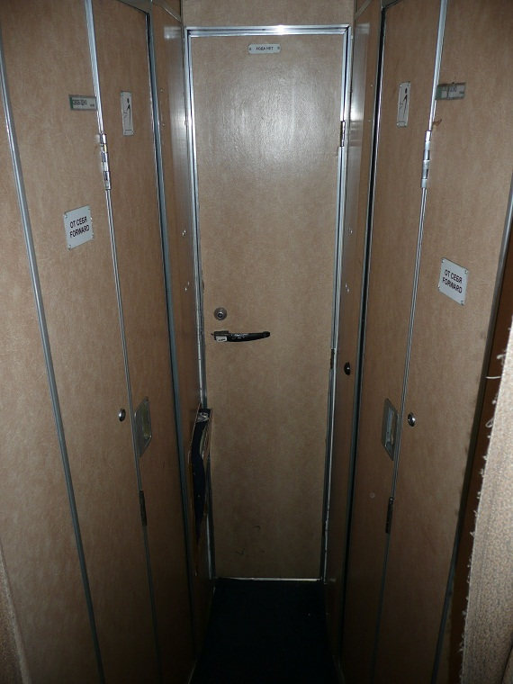 Der Blick nach hinten in der TU-134 zeigt links die Garderobe, rechts das WC und geradeaus das Gepäcksabteil. Der Blick nach hinten in der TU-134 zeigt links die Garderobe, rechts das WC und geradeaus das Gepäcksabteil.
