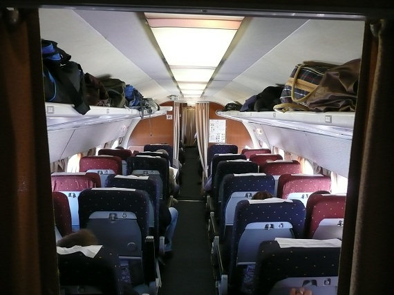 Dreht man sich um, sieht man die Kabine in all ihrer Pracht. Dieses Design ist das der Pulkovo Airlines. Dreht man sich um, sieht man die Kabine in all ihrer Pracht. Dieses Design ist das der Pulkovo Airlines.