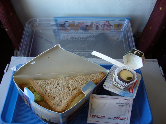Für den kurzen Flug war das Sandwich ausreichend, die wahre Klasse zeigte sich aber im kleinen Törtchen!