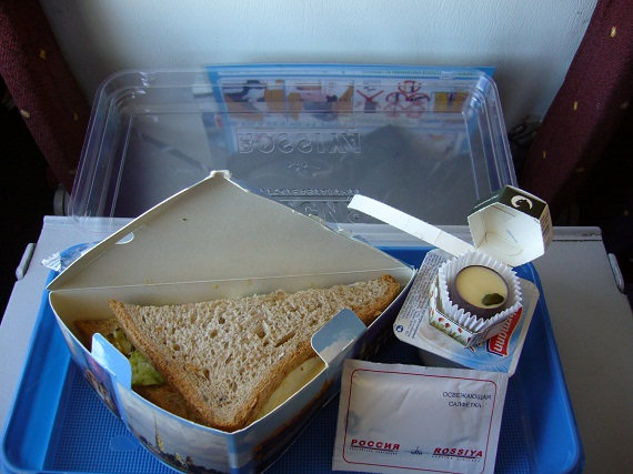 Für den kurzen Flug war das Sandwich ausreichend, die wahre Klasse zeigte sich aber im kleinen Törtchen! Für den kurzen Flug war das Sandwich ausreichend, die wahre Klasse zeigte sich aber im kleinen Törtchen!