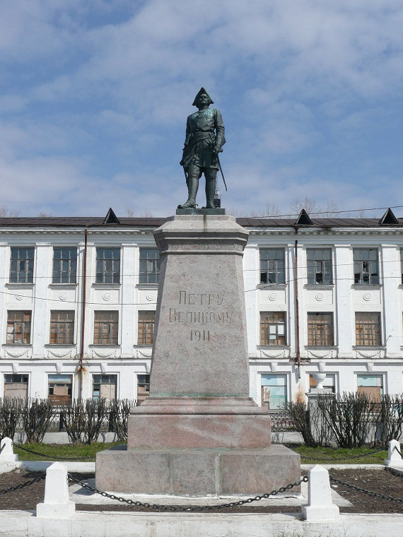 Diese Statue findet sich auf dem 500- Rubel- Schein.