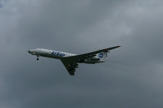 Selbst wenn die TU-134 schon über dem Kopf fliegt, kann man die Rauschfahnen aus den Triebwerken sehen. Selbst wenn die TU-134 schon über dem Kopf fliegt, kann man die Rauschfahnen aus den Triebwerken sehen.