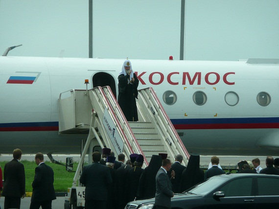 Wie auf der ganzen Welt so nagt auch die Kirche in Russland am Hungertuch, daher auch lediglich eine kleine TU-134 als Privatjet und nur ein unauffälliger Konvoi von 15 Mercedes! Im Bild Kyrill, Patriarch von Moskau und bedeutendster Geistlicher aller Ru Wie auf der ganzen Welt so nagt auch die Kirche in Russland am Hungertuch, daher auch lediglich eine kleine TU-134 als Privatjet und nur ein unauffälliger Konvoi von 15 Mercedes! Im Bild Kyrill, Patriarch von Moskau und bedeutendster Geistlicher aller Ru