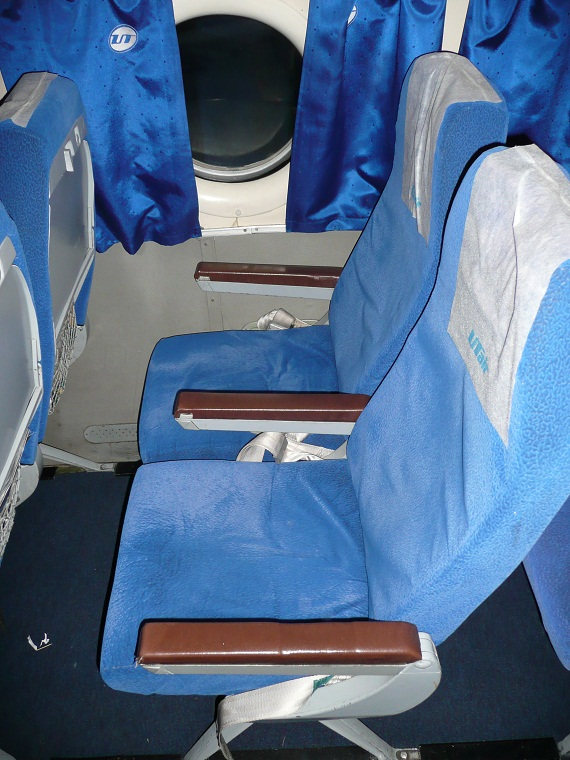 Die neu bezogenen, blauen Sitze und Vorhänge mit UT Air Branding.
