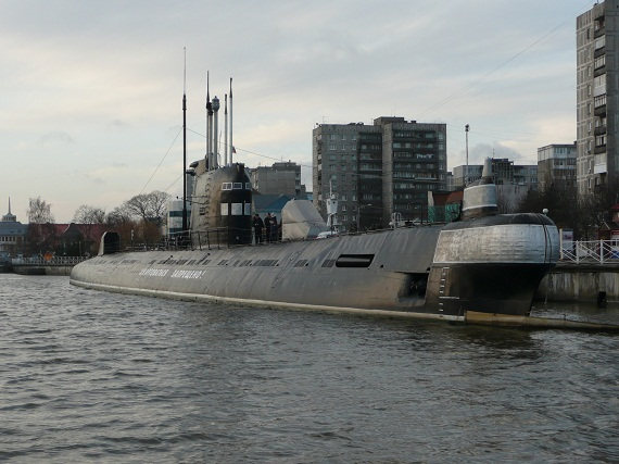 Mittlerweile ein wahrer Marineklassiker, das Museumsboot der Foxtrott Klasse, ausgestellt in Kaliningrad. Mittlerweile ein wahrer Marineklassiker, das Museumsboot der Foxtrott Klasse, ausgestellt in Kaliningrad.