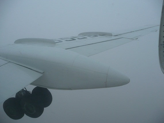 Gut zu erkennen, dass das Fahrwerk bei der TU-134 vor den Landeklappen ausgefahren wird. Nachdem die Klappen in Landekonfiguration gebracht wurden, sieht man die Raeder nicht mehr wirklich gut. Gut zu erkennen, dass das Fahrwerk bei der TU-134 vor den Landeklappen ausgefahren wird. Nachdem die Klappen in Landekonfiguration gebracht wurden, sieht man die Raeder nicht mehr wirklich gut.