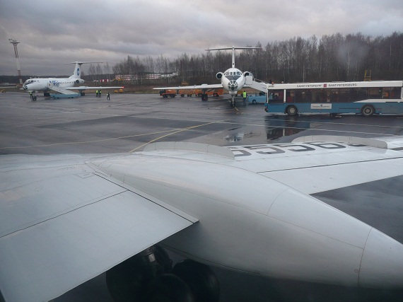 Nach der Landung in LED wurden die Triebwerke am Taxiway abgestellt und die Maschine neben zwei weitere TU-134 der Airline in die Parkposition gepusht. Nach der Landung in LED wurden die Triebwerke am Taxiway abgestellt und die Maschine neben zwei weitere TU-134 der Airline in die Parkposition gepusht.
