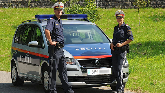 Die Exekutive leistet wertvolle Arbeit für die allgemeine Sicherheit. Eine Identitätsfeststellung ohne spezielle Anhaltspunkte für eine Straftat ist jedoch nicht zulässig. Gegenüber privatem Sicherheitspersonal besteht generell keinerlei Ausweispflic Die Exekutive leistet wertvolle Arbeit für die allgemeine Sicherheit. Eine Identitätsfeststellung ohne spezielle Anhaltspunkte für eine Straftat ist jedoch nicht zulässig. Gegenüber privatem Sicherheitspersonal besteht generell keinerlei Ausweispflic