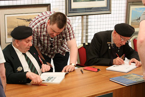 Veteranen der damaligen Ereignisse signierten Bücher und berichteten von ihren Erlebnissen